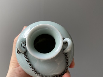 Un vase de forme 'hu' et un pot &agrave; eau en forme de coquillage en porcelaine de Chine &agrave; &eacute;mail c&eacute;ladon, 19/20&egrave;me