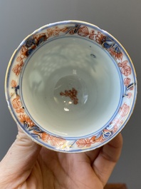 Une tasse en porcelaine de Chine de style Imari &agrave; double parois ajour&eacute; et une tasse &agrave; d&eacute;cor en grisaille et dor&eacute;, Kangxi/Qianlong
