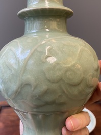 Un vase et un bol en forme de lotus en porcelaine de Chine c&eacute;ladon de Longquan, Yuan ou post&eacute;rieur