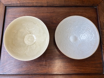 Deux bols en porcelaine de Chine &agrave; &eacute;mail qingbai et cr&egrave;me aux d&eacute;cors de ph&eacute;nix et de poissons, Song