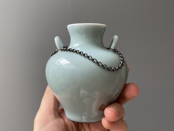 Een Chinese celadon-geglazuurde schelpvormige waterpot op houten sokkel en een 'hu' vaasje, 19/20e eeuw