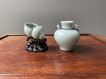 Un vase de forme 'hu' et un pot &agrave; eau en forme de coquillage en porcelaine de Chine &agrave; &eacute;mail c&eacute;ladon, 19/20&egrave;me