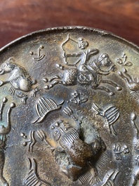 Een Chinese bronzen spiegel, Ming