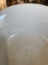 Bol sur piedouche en porcelaine de Chine en blanc monochrome &agrave; d&eacute;cor anhua de dragons, marque de Qianlong, 18/19&egrave;me