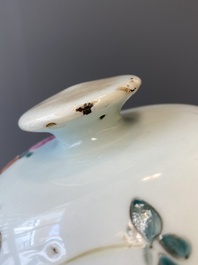 Un vase couvert et un bassin en porcelaine de Chine qianjiang cai, 19/20&egrave;me