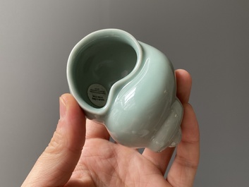 Een Chinese celadon-geglazuurde schelpvormige waterpot op houten sokkel en een 'hu' vaasje, 19/20e eeuw