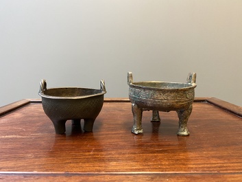 Twee Chinese bronzen driepotige rituele voedselkommen, 'ding', Westelijke Zhou en Yuan