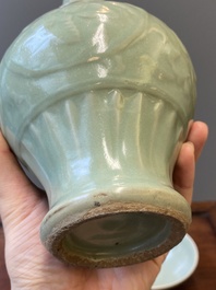 Un vase et un bol en forme de lotus en porcelaine de Chine c&eacute;ladon de Longquan, Yuan ou post&eacute;rieur