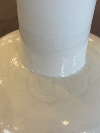 Bol sur piedouche en porcelaine de Chine en blanc monochrome &agrave; d&eacute;cor anhua de dragons, marque de Qianlong, 18/19&egrave;me