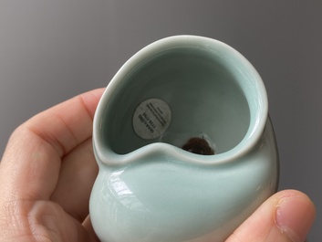 Un vase de forme 'hu' et un pot &agrave; eau en forme de coquillage en porcelaine de Chine &agrave; &eacute;mail c&eacute;ladon, 19/20&egrave;me