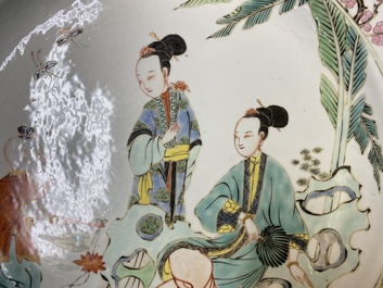Een Chinese famille rose schotel met dames en een jongen in een tuin, Yongzheng