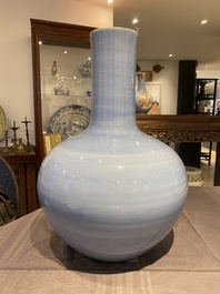 Een grote Chinese monochrome claire-de-lune-geglazuurde flesvormige vaas, 19e eeuw