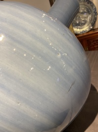 Een grote Chinese monochrome claire-de-lune-geglazuurde flesvormige vaas, 19e eeuw