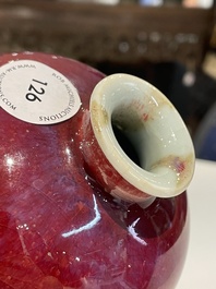 Vase de forme 'meiping' en porcelaine de Chine &agrave; &eacute;mail flamb&eacute;, 18&egrave;me