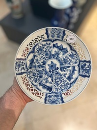 Een Chinees blauw-wit bord met opengewerkte rand, Kangxi