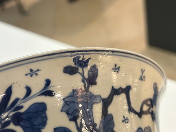 Bol en porcelaine de Chine en bleu et blanc &agrave; d&eacute;cor floral all&eacute;gorique des quatre saisons, marque de Chenghua, Kangxi