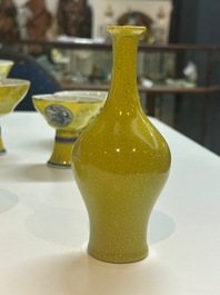 Une collection vari&eacute;e en porcelaine de Chine &agrave; fond jaune, 19/20&egrave;me