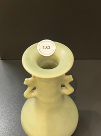 Vase de type 'kinuta' en porcelaine de Chine c&eacute;ladon de Longquan, Yuan/Ming