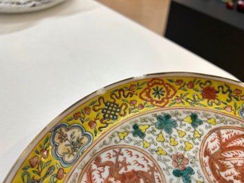 A large Chinese blue and white 'lotus scrolls' bowl and three famille rose plates, 19/20th C.