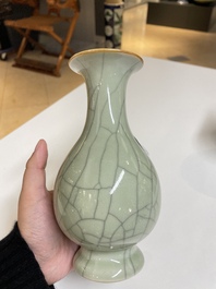 Cinq vases en porcelaine de Chine en c&eacute;ladon monochrome, Qing