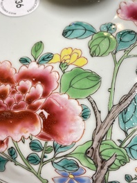 Een ronde Chinese famille rose terrine en deksel met fijn floraal decor, Yongzheng