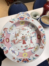 Plat profond en porcelaine de Chine famille rose &agrave; sujet figuratif, Yongzheng