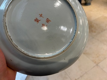 A large Chinese blue and white 'lotus scrolls' bowl and three famille rose plates, 19/20th C.