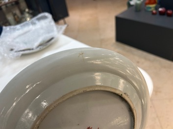 A large Chinese blue and white 'lotus scrolls' bowl and three famille rose plates, 19/20th C.