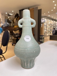 Vase de forme bouteille en porcelaine de Chine c&eacute;ladon de Longquan, Yuan/Ming