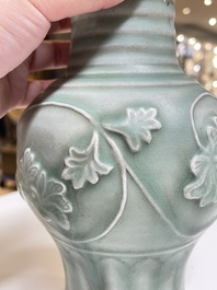 Een Chinese Longquan celadon vaas met pioenslingers, Yuan