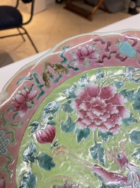 Een paar Chinese famille rose borden en een blauw-witte dekselpot voor de Straits of Peranakan markt, 19e eeuw