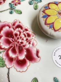 Een ronde Chinese famille rose terrine en deksel met fijn floraal decor, Yongzheng