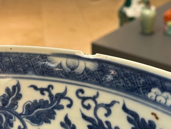 A large Chinese blue and white 'lotus scrolls' bowl and three famille rose plates, 19/20th C.