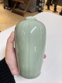 Cinq vases en porcelaine de Chine en c&eacute;ladon monochrome, Qing
