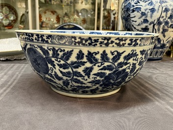 A large Chinese blue and white 'lotus scrolls' bowl and three famille rose plates, 19/20th C.