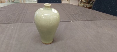 Een Chinese monochrome celadon-geglazuurde 'meiping' vaas, 18/19e eeuw