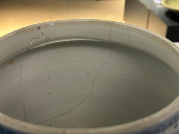 Vasque en porcelaine de Chine en bleu et blanc &agrave; d&eacute;cor d'antiquit&eacute;s, Kangxi