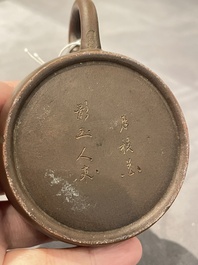 Deux th&eacute;i&egrave;res couvertes en gr&egrave;s de Yixing aux montures en laiton, une avec une marque en creux Yigong 逸公, 19/20&egrave;me