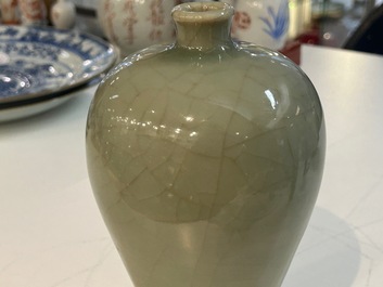 Een Chinese monochrome celadon-geglazuurde 'meiping' vaas, 18/19e eeuw
