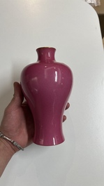 Vase de forme 'meiping' en porcelaine de Chine en rose monochrome, marque de Yongzheng, R&eacute;publique