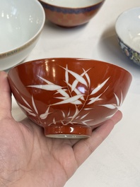 Cinq bols en porcelaine de Chine famille rose et &agrave; fond rouge de corail, 19/20&egrave;me