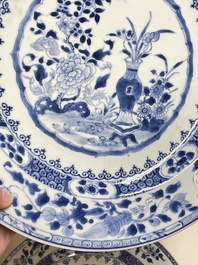 Quatre plats en porcelaine de Chine en bleu et blanc, Yongzheng/Qianlong