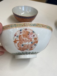 Cinq bols en porcelaine de Chine famille rose et &agrave; fond rouge de corail, 19/20&egrave;me