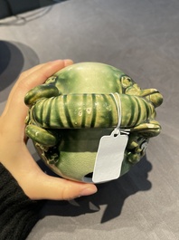 Bol en porcelaine de Chine 'Bleu de Hue' et un pot &agrave; chaux &agrave; &eacute;mail vert pour le Vietnam, le bol marqu&eacute; Tho, 18/19&egrave;me