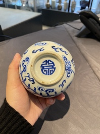 Een Chinese blauw-witte 'Bleu de Hue' vaas met een feniks voor de Vietnamese markt, Tho merk, 19e eeuw