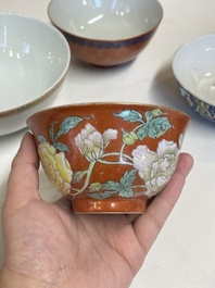 Cinq bols en porcelaine de Chine famille rose et &agrave; fond rouge de corail, 19/20&egrave;me