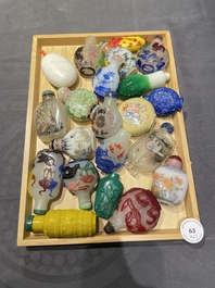 Een diverse collectie Chinese snuifflessen in glas, hardsteen en jade, 19/20e eeuw