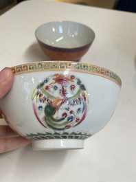 Cinq bols en porcelaine de Chine famille rose et &agrave; fond rouge de corail, 19/20&egrave;me