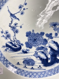 Quatre plats en porcelaine de Chine en bleu et blanc, Yongzheng/Qianlong