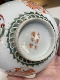 Cinq bols en porcelaine de Chine famille rose et &agrave; fond rouge de corail, 19/20&egrave;me